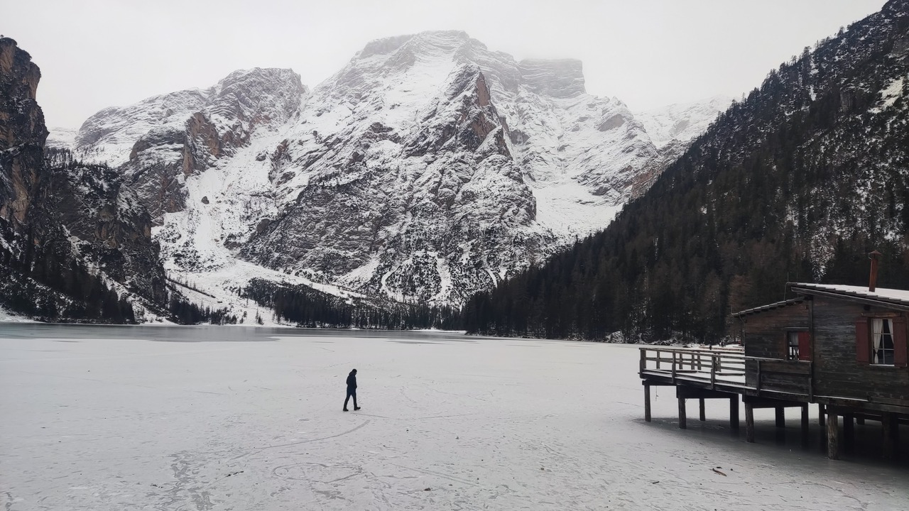 Lago de Braies completamente congelado no inverno.